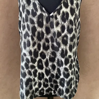 Top Emery Rose T42 léopard gris & noir – dos croisé sexy – fluide